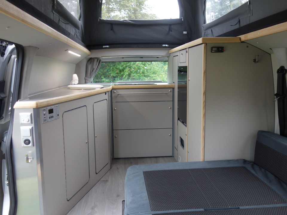 Innenansicht des Campmobils Richtung Heck